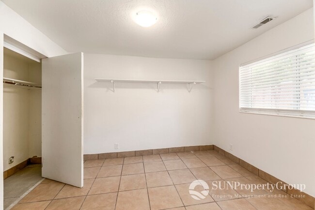 Building Photo - Updated Duplex In Great West Valley Area