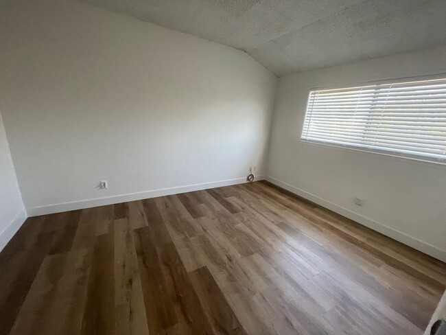 Building Photo - 5 bedroom Pet Friendly remodeled home in P...