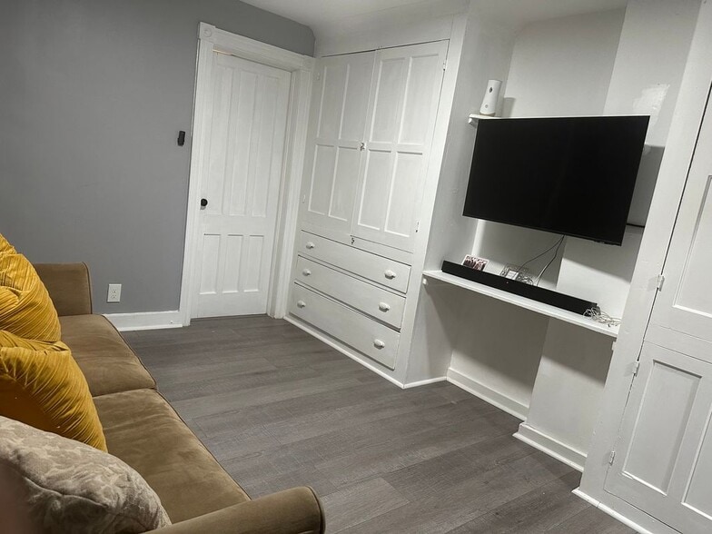 Building Photo - 39 S Lake Ave