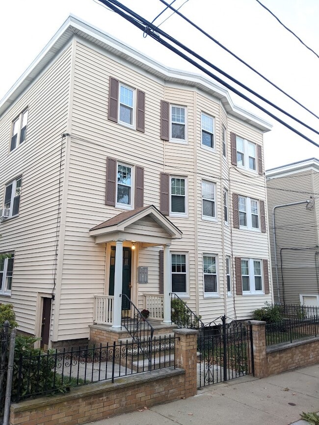 Building Photo - 66 Brock St