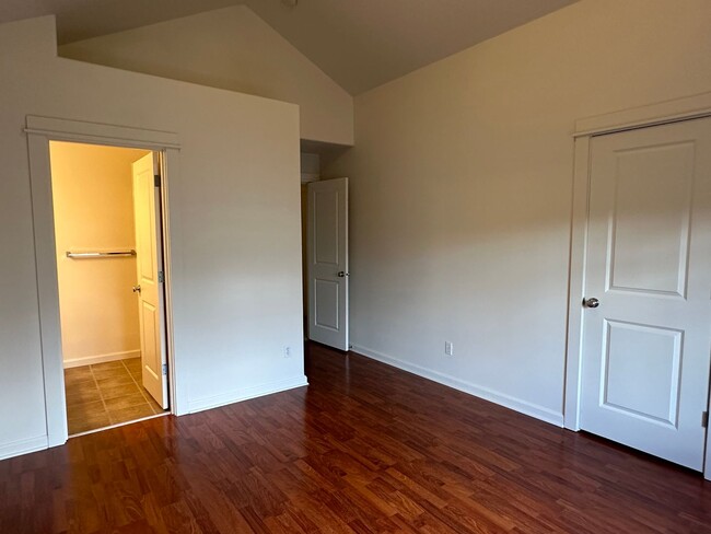 Building Photo - Top Floor 2 Bed, 2 Bath Townhome