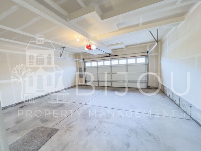 Building Photo - 7661 Silver Larch Pt