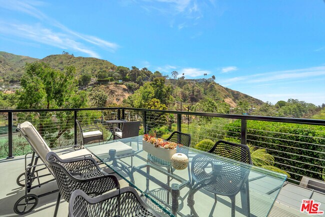 Building Photo - 3859 Rambla Pacifico St