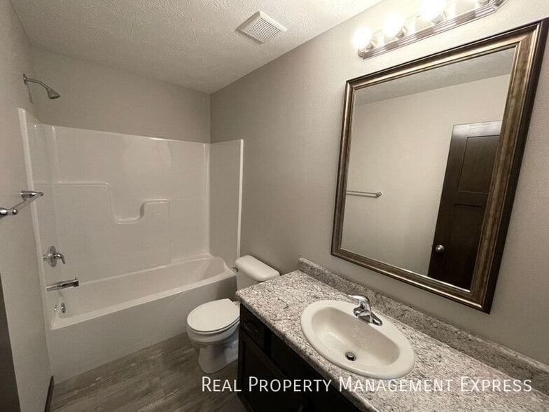 Building Photo - 3 Bed 2.5 Bath Townhome w/ Two-Stall Garage in Western SF