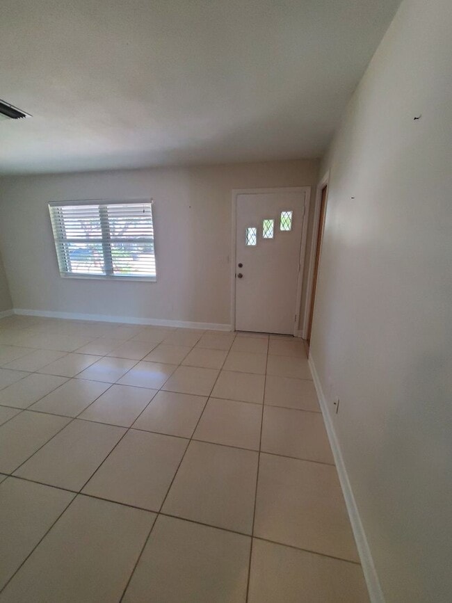 Building Photo - QUIET AND WELL MAINTAINED NEIGHBORHOOD