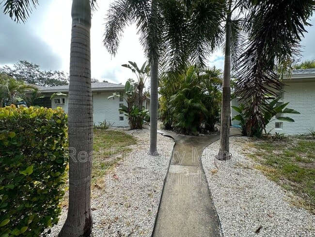 Building Photo - 1211 N Osceola Ave