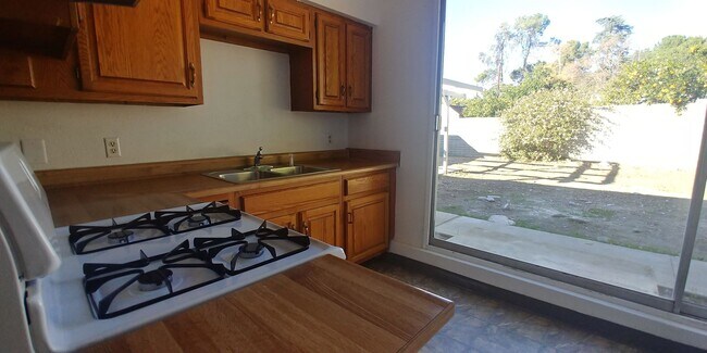 Building Photo - Studio backhouse in a quiet neighborhood.