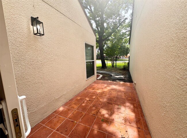 Building Photo - 20313 Sunny Shores Dr