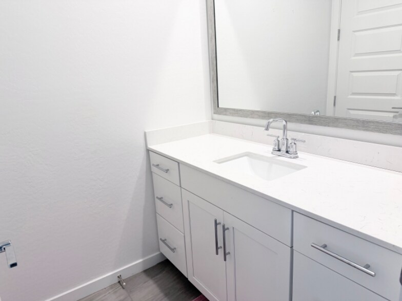 Building Photo - 9918 E Tahoe Ave