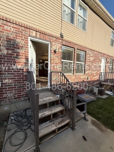 Building Photo - NO DEPOSIT option available for qualified ...