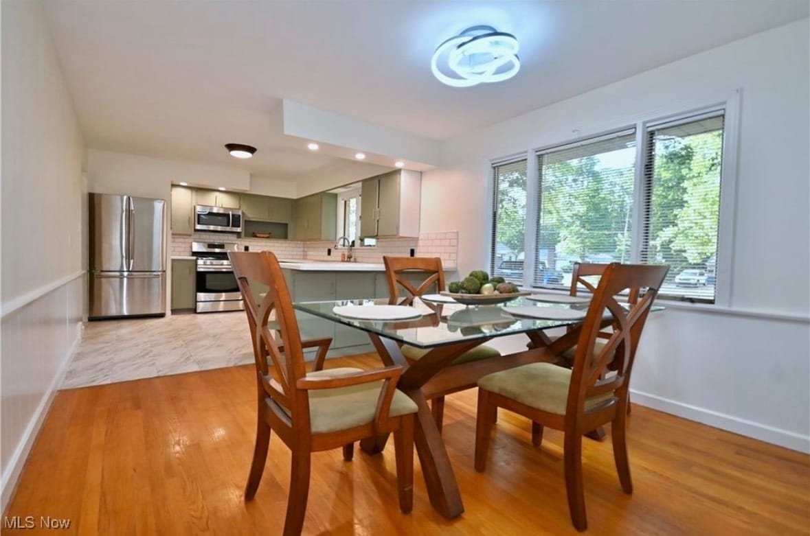 Eat in kitchen - 365 Sleepy Hollow Dr