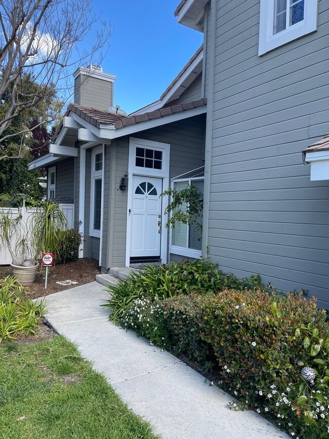 Building Photo - Updated 3BD/2.5BA 2-Story Townhouse in Pri...