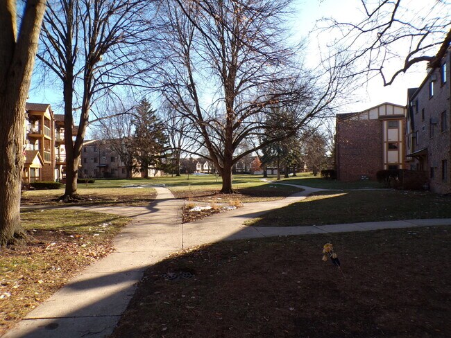 Building Photo - 809 S Dwyer Ave