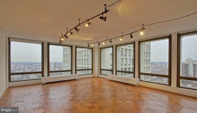 Building Photo - 200 Locust St