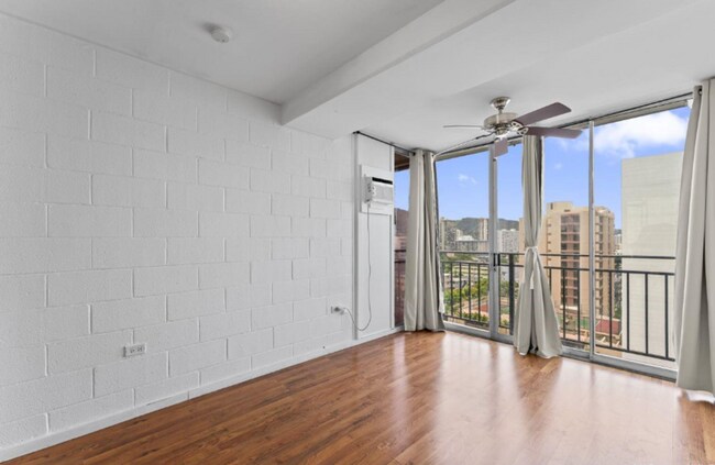 Building Photo - The Townhouse 1 Bed, 1 Bath, 1 Covered Parking with A/C