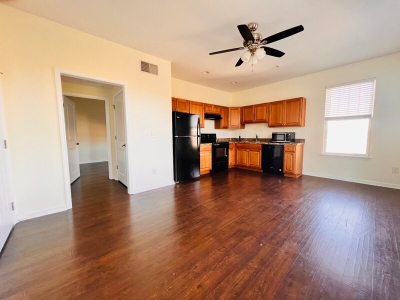 Building Photo - 1624 16th Ave S