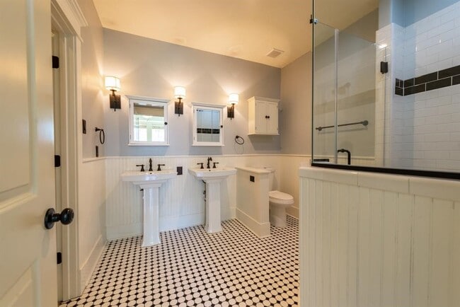 Building Photo - 722 E 25th St