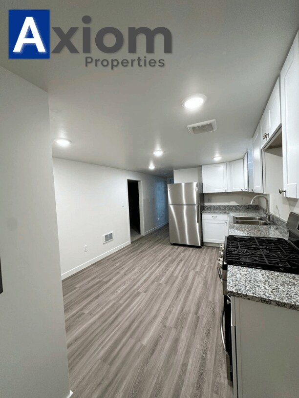 Building Photo - 906 E Elm-B