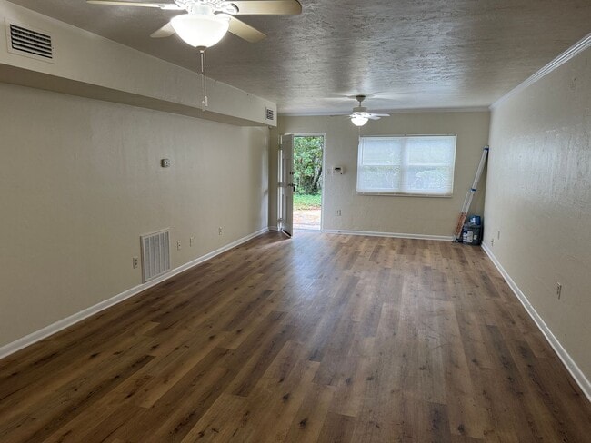 Building Photo - Large 2bed/1bath near Gov Sq Mall