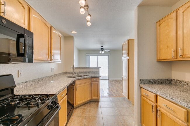 Building Photo - 3 Bedroom 2.5 Bathroom Townhouse in Henderson.