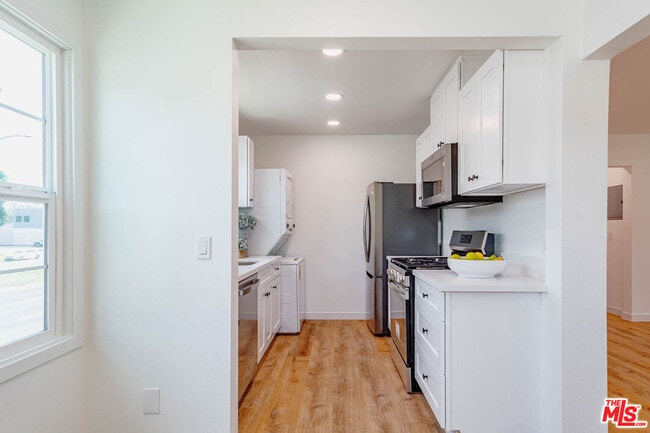 Building Photo - 938 W Glenoaks Blvd