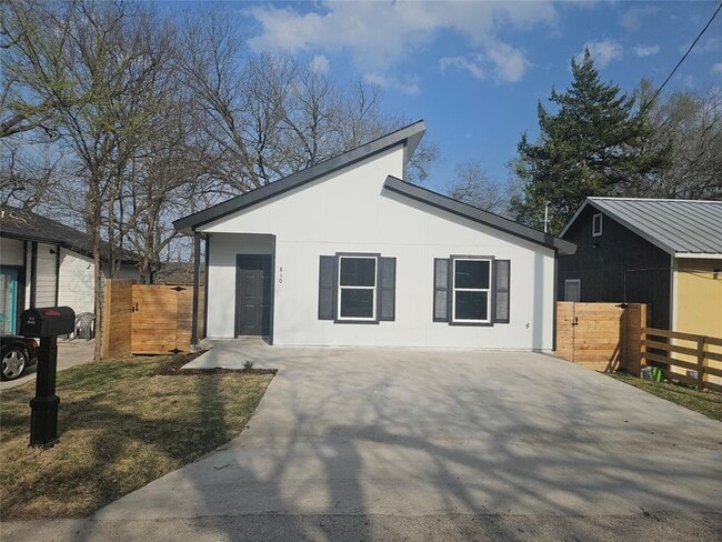 Building Photo - 810 Mora St