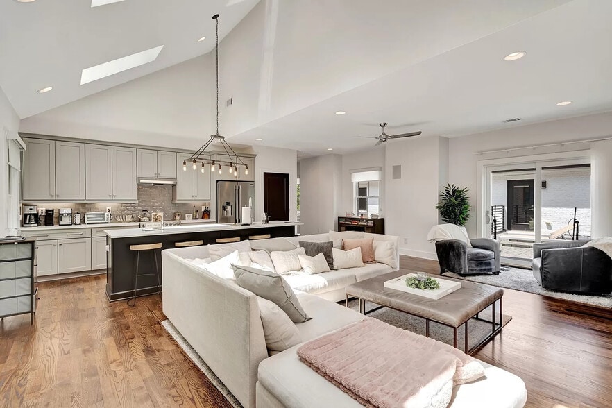 Living / Kitchen - 1825 Lombardy Ave