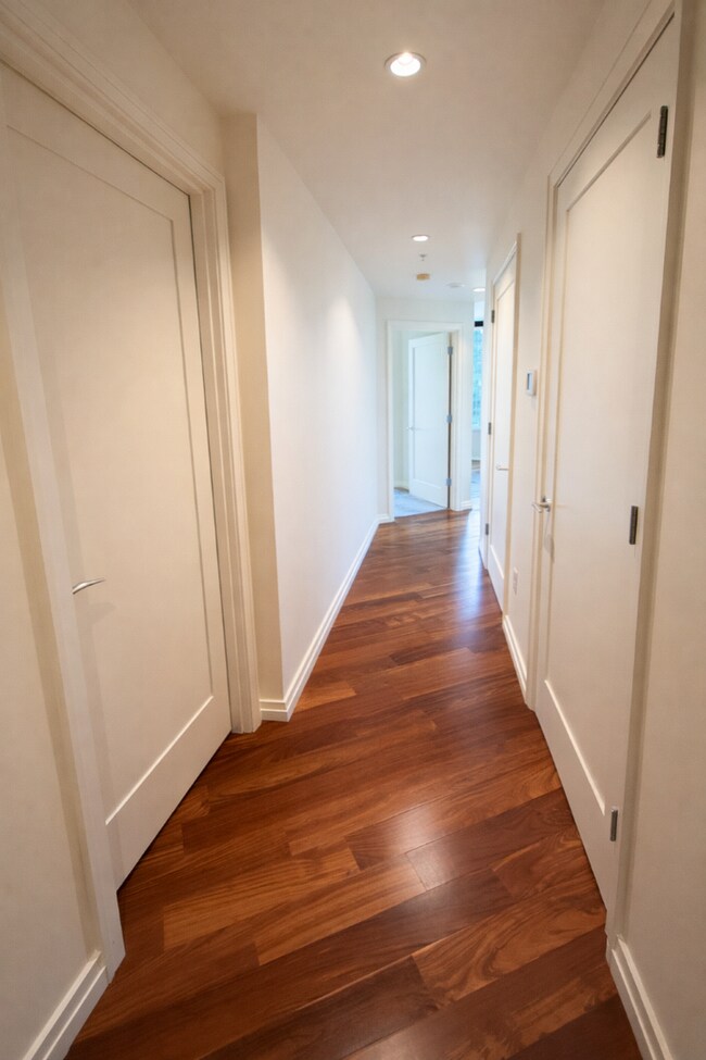 Building Photo - 1Bd/1.5Ba Bellevue Condo