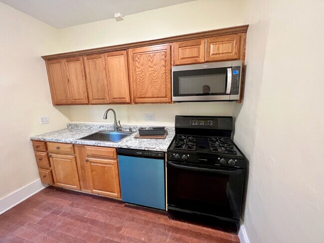Building Photo - Enjoy City Living in this Well-Maintained 3-Bedroom in Boston, MA
