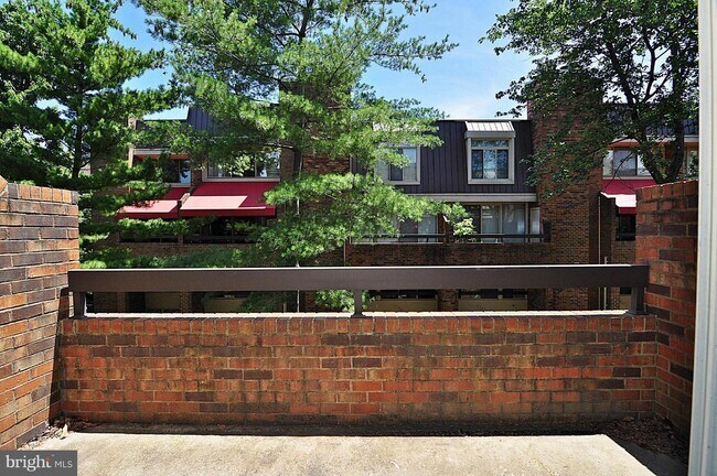Building Photo - 1665 S Hayes St