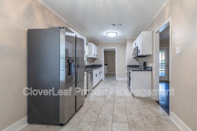 Building Photo - 2423 W Huisache Ave