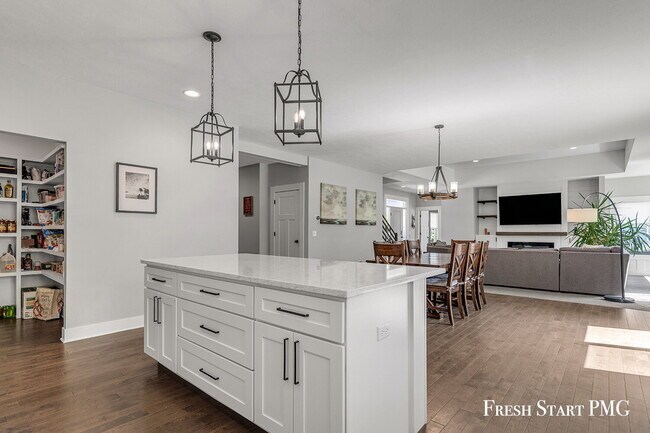 Building Photo - Spacious 6-Bedroom Retreat in Rockford with 3.5 Luxurious Baths