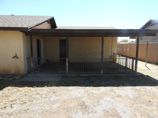 Building Photo - 4 Bedroom with large yard