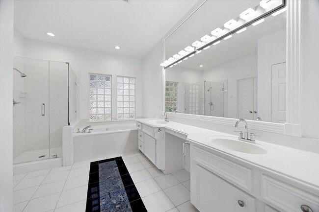 Building Photo - Beautiful Home Near University of St. Thomas