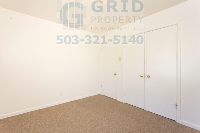 Building Photo - Two Bedroom Bungalow Available in Lents Ne...