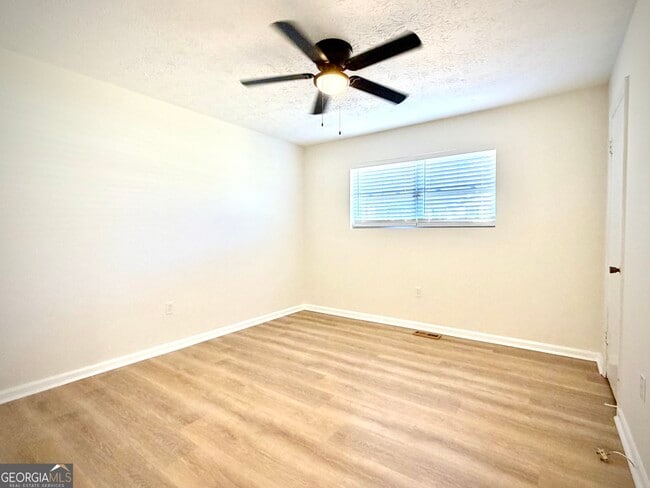 Building Photo - 305 Hillside Dr