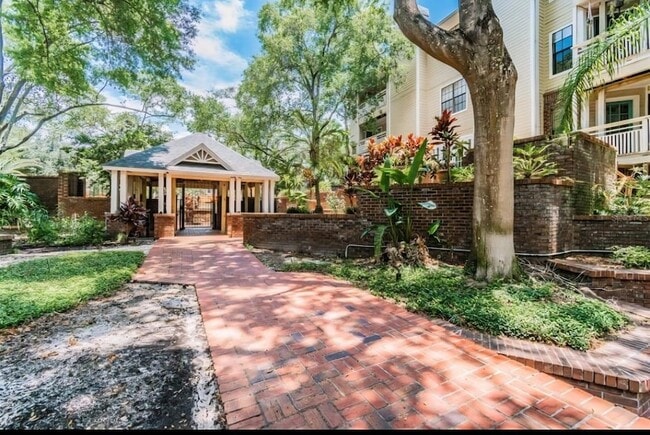 Building Photo - 1000 W Horatio St