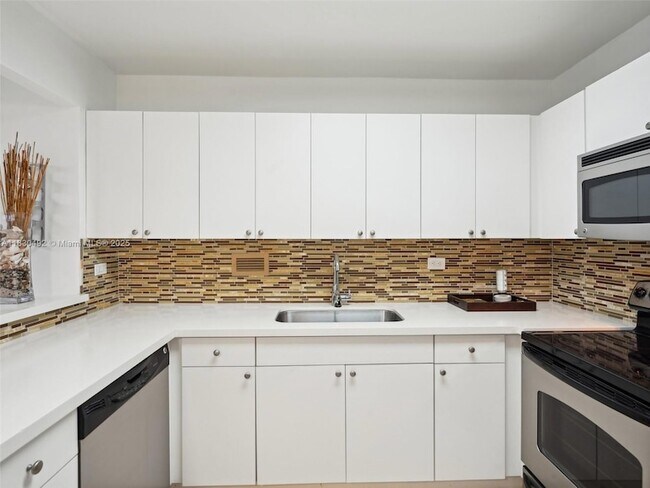 Building Photo - 2301 Collins Ave