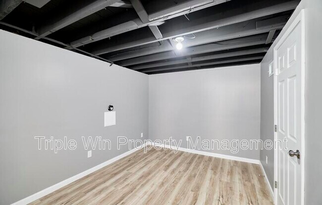 Building Photo - 9823 Meadowview Dr