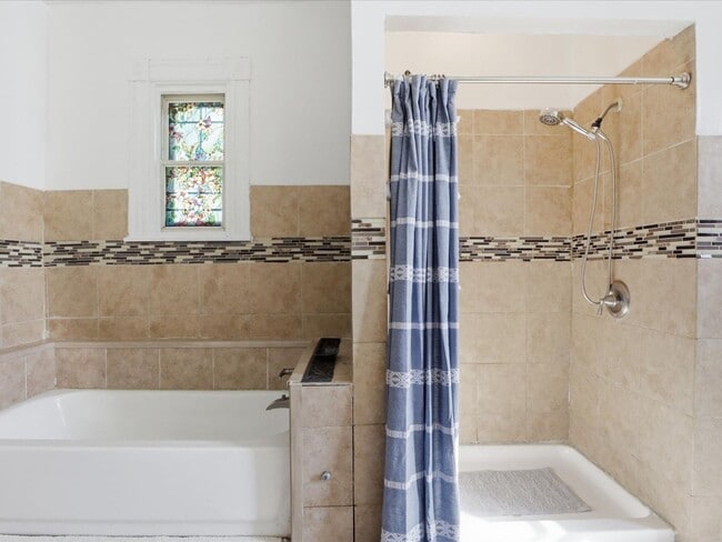 Building Photo - Charming Spacious Baltimore Rowhome