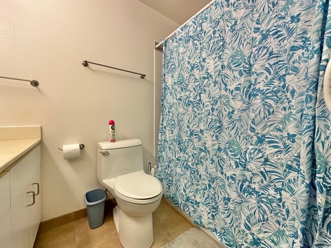 Building Photo - Spacious 2 Bedroom / 2 Bath Mostly Furnish...
