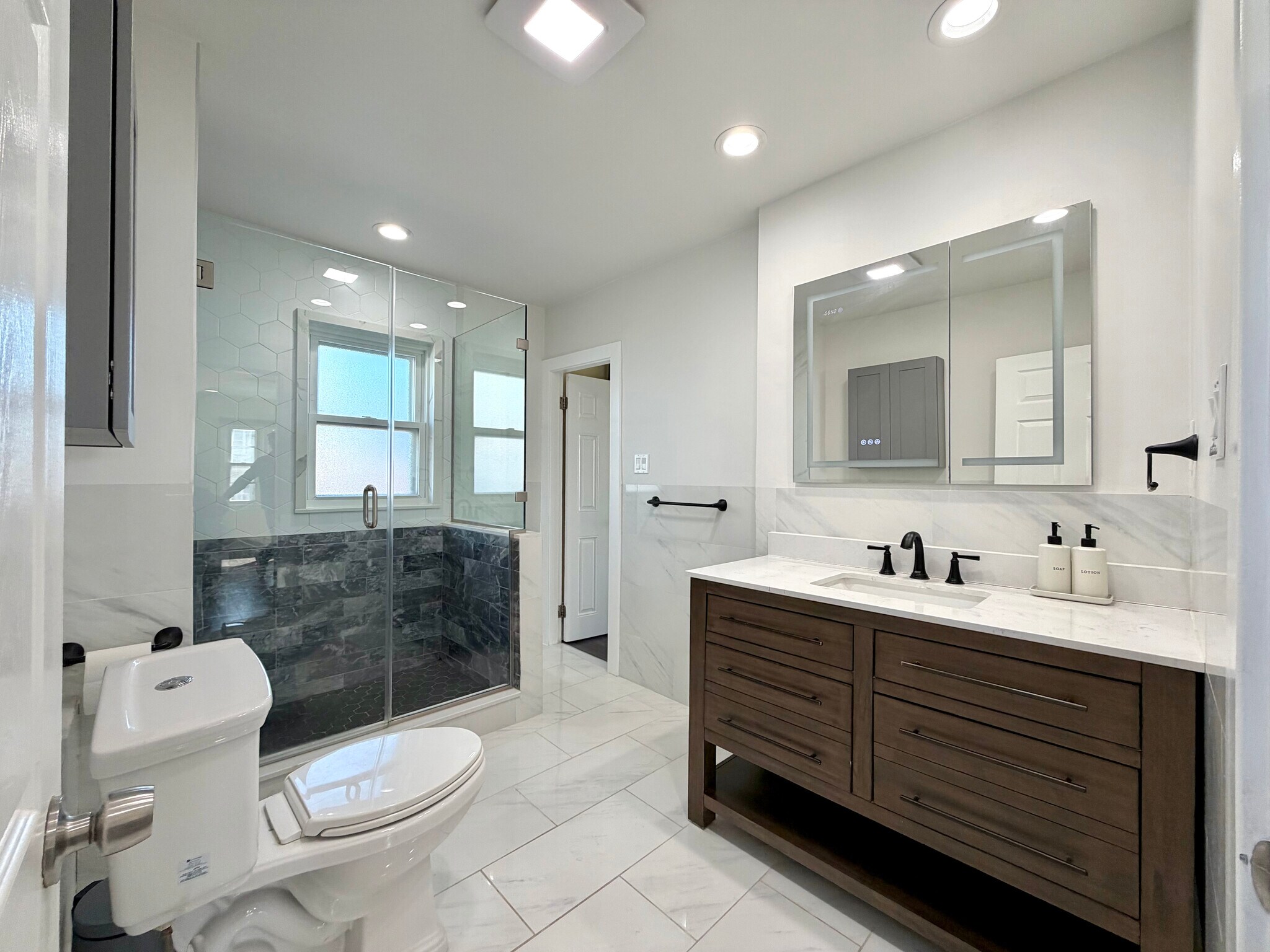 Building Photo - 36 Annavoy St