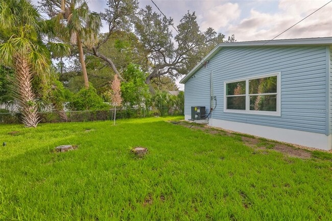 Building Photo - 829 18th St S