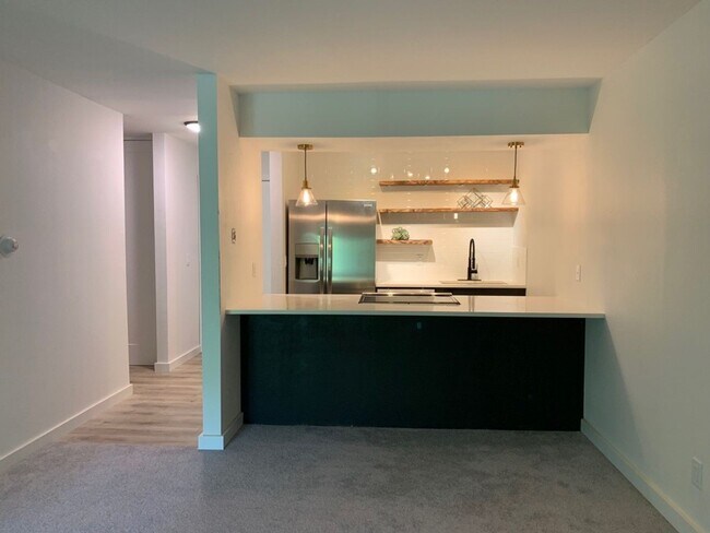 Building Photo - Beautiful 2 Bedroom Two Mile Creek Condo ; Remodeled and Updated right next to Rayback