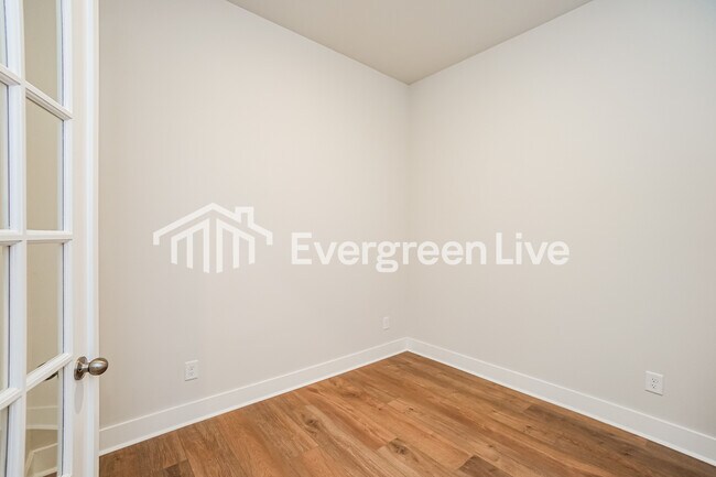 Building Photo - 130 Bloomsbury St