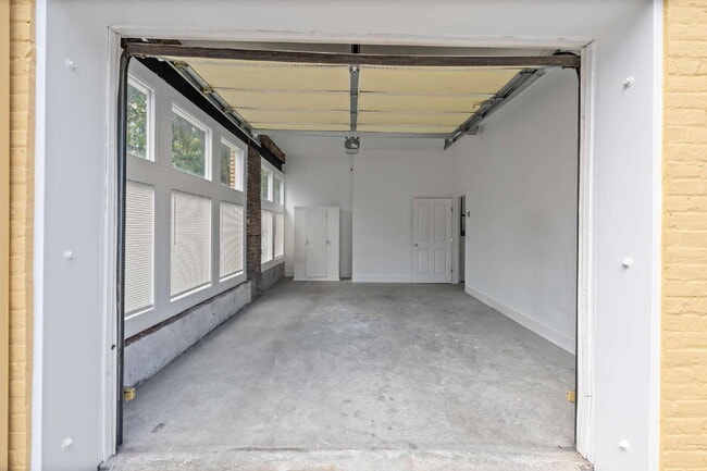 Building Photo - Upscale Historic 3BR/2BA Condo with Rare G...