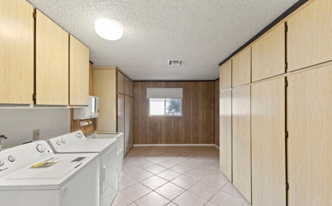Building Photo - Great home in an active 55+ community!