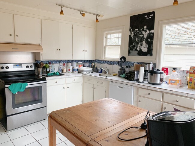 Building Photo - AUG PRELEASE: 5 bdrm/2 bath in York Neighborhood