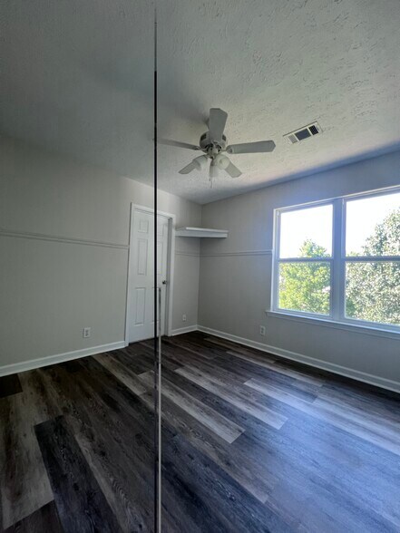 Building Photo - 141 S Birchwood Dr