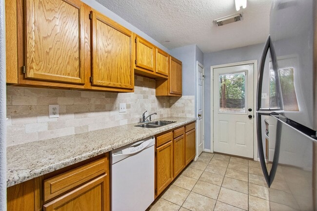 Building Photo - 10629 Royal Cavins Dr